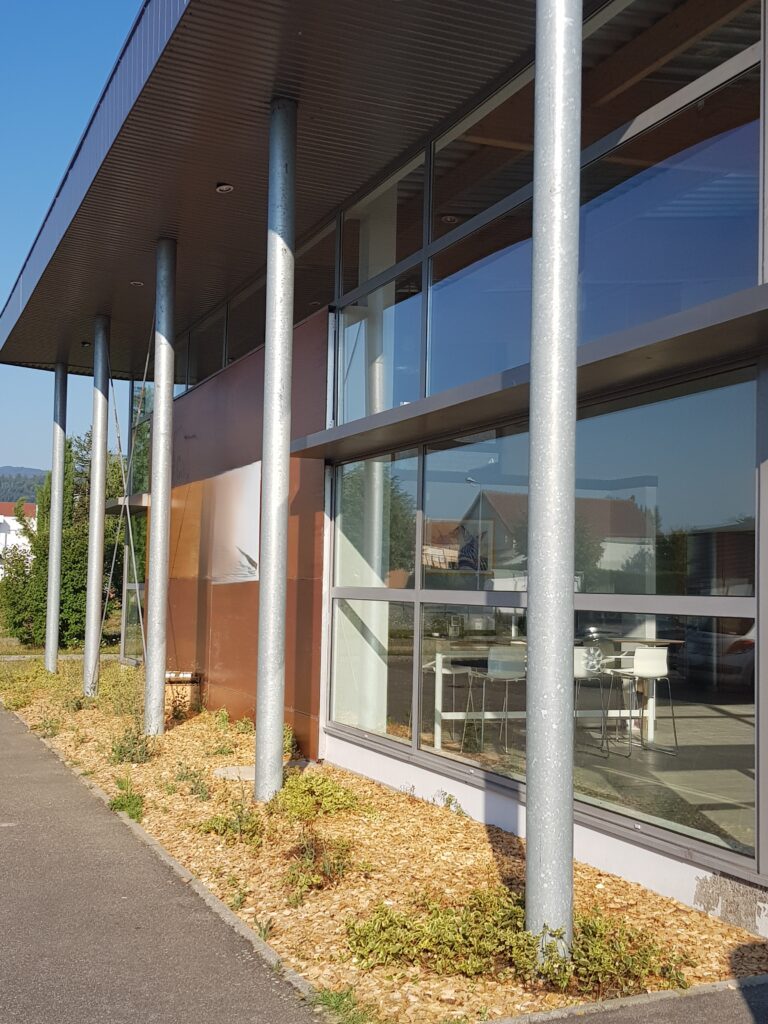 Façade vitrée du laboratoire Alsace Dentaire Services à Bergholtz
