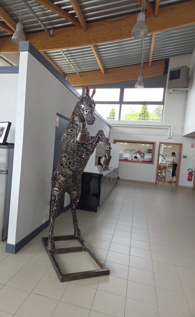 Sculpture de cheval en métal dans le hall d’accueil du laboratoire